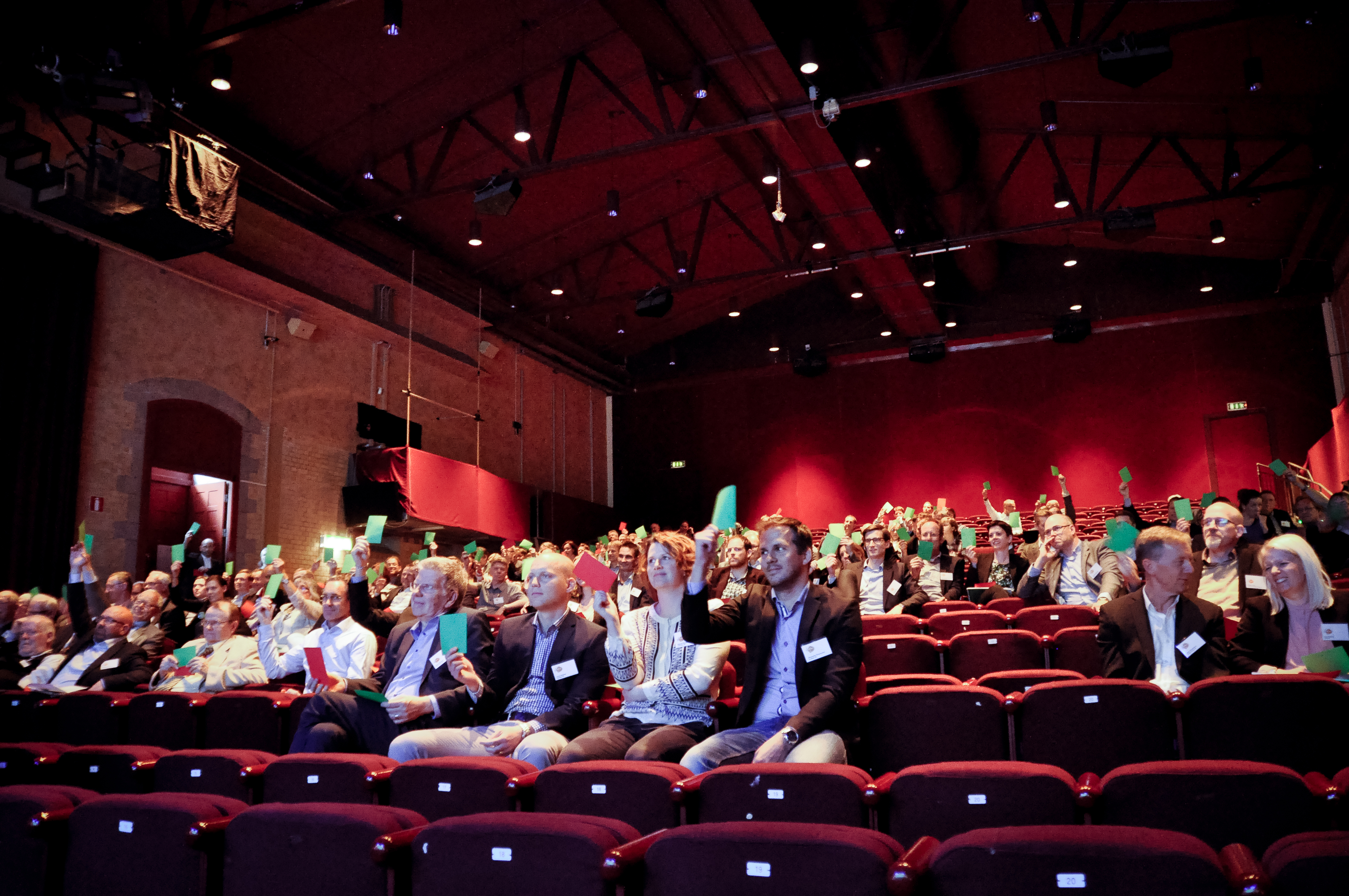 Glad publik som röstar.