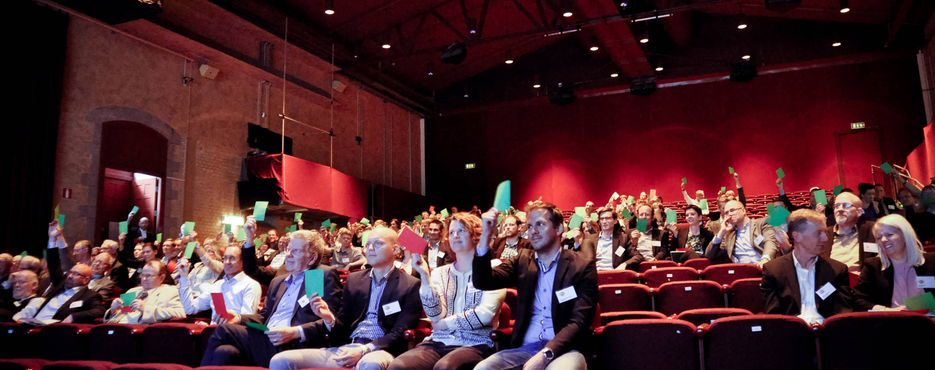 Glad publik som röstar.