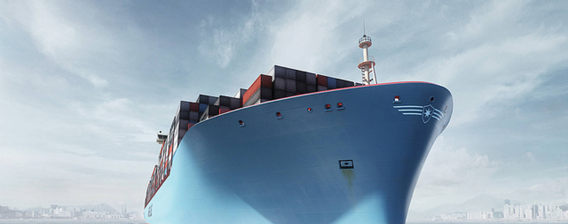 Fartyg med dramatisk himmel